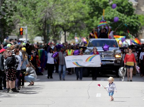 TREVOR HAGAN / WINNIPEG FREE PRESS
Eric Broadfoot, 16 months, in front of a float during the Pride Parade, Sunday, June 3, 2018.