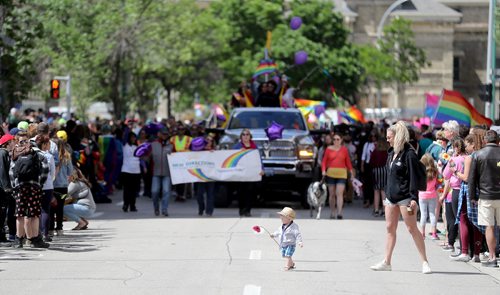 TREVOR HAGAN / WINNIPEG FREE PRESS
Eric Broadfoot, 16 months, in front of a float during the Pride Parade, Sunday, June 3, 2018.