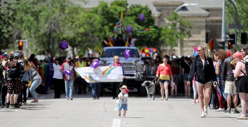 TREVOR HAGAN / WINNIPEG FREE PRESS
Eric Broadfoot, 16 months, in front of a float during the Pride Parade, Sunday, June 3, 2018.