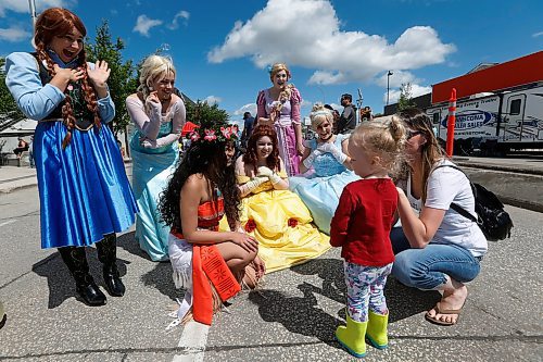 JOHN WOODS / WINNIPEG FREE PRESS
Kayla and Sophie Helen are welcomed to the Transcona Hi Neighbour Festival by by princesses Sunday, June 3, 2018.