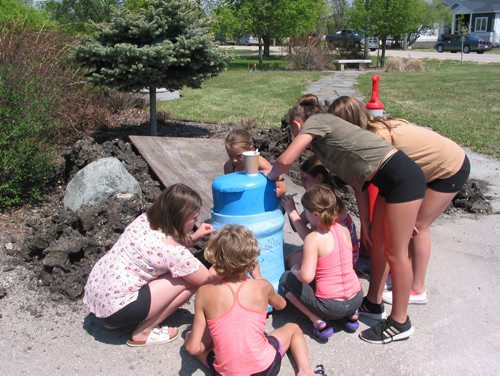 Canstar Community News May 26, 2018 - Local children signed the outside of the time capsule on May 26. (ANDREA GEARY/CANSTAR COMMUNITY NEWS)