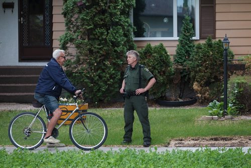 MIKE DEAL / WINNIPEG FREE PRESS
Joe Johannesson district supervisor for MB Sustainable Development talks to a passerby.
A two year old bear that was tranquillized after it was chased up a tree in the yard of a house in the 700 block of Kildare Ave West in Transcona Tuesday morning, is put into a cage for transportation by conservation officers.
180605 - Tuesday, June 05, 2018.