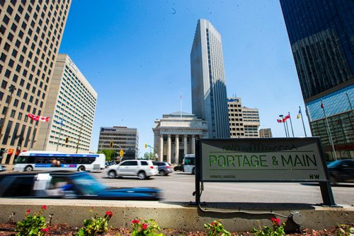 MIKAELA MACKENZIE / WINNIPEG FREE PRESS
Portage and Main in Winnipeg on Wednesday, June 6, 2018. City hall expects the first barriers to be taken down to allow pedestrians to cross Portage Avenue East, between the Richardson Plaza and the Bank of Montreal.
Mikaela MacKenzie / Winnipeg Free Press 2018.