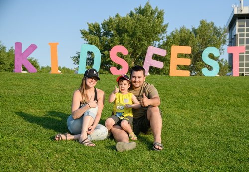 MIKE SUDOMA / WINNIPEG FREE PRESS
(Left to Right) Kristen, Jaxon and David enjoying the beautiful, sunny Wednesday evening weather at Kids Fest 2018 at The Forks. June 6, 2018.