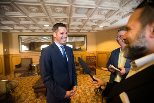 MIKAELA MACKENZIE / WINNIPEG FREE PRESS
Mayor Brian Bowman scrums with the media at the Fort Garry Hotel in Winnipeg on Wednesday, June 6, 2018.
Mikaela MacKenzie / Winnipeg Free Press 2018.