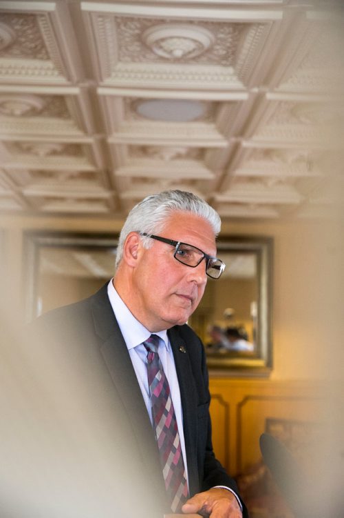 MIKAELA MACKENZIE / WINNIPEG FREE PRESS
Winnipeg chief administrative officer Doug McNeil scrums with the media at the Fort Garry Hotel in Winnipeg on Wednesday, June 6, 2018.
Mikaela MacKenzie / Winnipeg Free Press 2018.