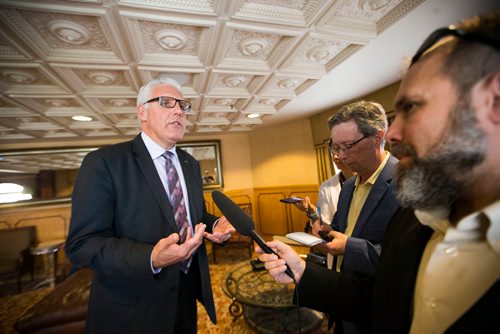 MIKAELA MACKENZIE / WINNIPEG FREE PRESS
Winnipeg chief administrative officer Doug McNeil scrums with the media at the Fort Garry Hotel in Winnipeg on Wednesday, June 6, 2018.
Mikaela MacKenzie / Winnipeg Free Press 2018.