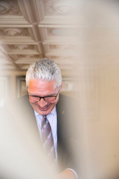 MIKAELA MACKENZIE / WINNIPEG FREE PRESS
Winnipeg chief administrative officer Doug McNeil scrums with the media at the Fort Garry Hotel in Winnipeg on Wednesday, June 6, 2018.
Mikaela MacKenzie / Winnipeg Free Press 2018.