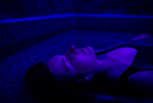 ANDREW RYAN / WINNIPEG FREE PRESS Winnipeg Free Press reporter Maggie Macintosh floats in a sensory deprivation room at Tranquil Float in Central St. Boniface on June 7, 2018.