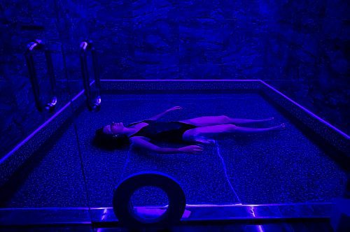 ANDREW RYAN / WINNIPEG FREE PRESS Winnipeg Free Press reporter Maggie Macintosh floats in a sensory deprivation room at Tranquil Float in Central St. Boniface on June 7, 2018.