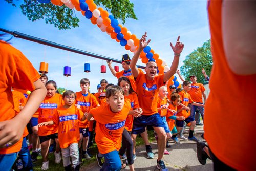 MIKAELA MACKENZIE / WINNIPEG FREE PRESS
Kevin Chief takes off in a run with students and seniors at Norquay School in Winnipeg on Wednesday, June 6, 2018.
Mikaela MacKenzie / Winnipeg Free Press 2018.