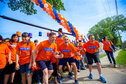 MIKAELA MACKENZIE / WINNIPEG FREE PRESS
Winnipeg Mayor Brian Bowman (left), Kevin Chief, and Police Chief Danny Smyth participate in a run with students and seniors at Norquay School in Winnipeg on Wednesday, June 6, 2018.
Mikaela MacKenzie / Winnipeg Free Press 2018.