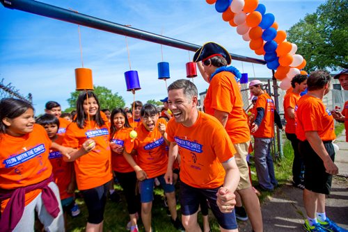 MIKAELA MACKENZIE / WINNIPEG FREE PRESS
Mayor Brian Bowman feints a start in a run with students and seniors at Norquay School in Winnipeg on Wednesday, June 6, 2018.
Mikaela MacKenzie / Winnipeg Free Press 2018.