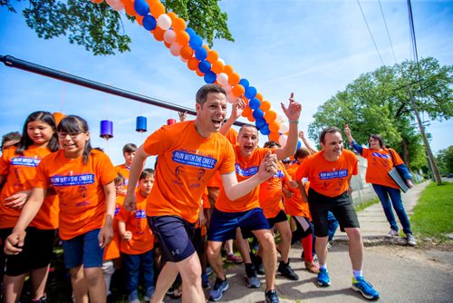 MIKAELA MACKENZIE / WINNIPEG FREE PRESS
Winnipeg Mayor Brian Bowman (left), Kevin Chief, and Police Chief Danny Smyth participate in a run with students and seniors at Norquay School in Winnipeg on Wednesday, June 6, 2018.
Mikaela MacKenzie / Winnipeg Free Press 2018.