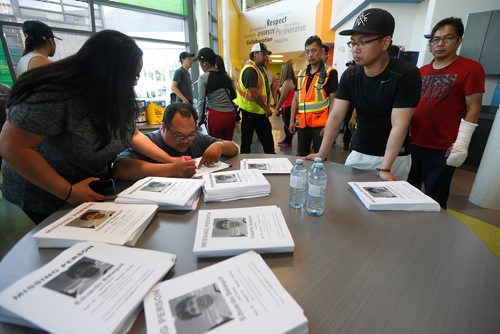 JOHN WOODS / WINNIPEG FREE PRESS
Volunteers and Edward Balaquit, right, son of Eduardo Balaquit, plan a search for the missing man in Winnipeg Sunday, June 10, 2017.

