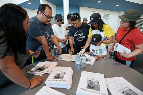 JOHN WOODS / WINNIPEG FREE PRESS
Volunteers plan a search for missing man Eduardo Balaquit in Winnipeg Sunday, June 10, 2017.

