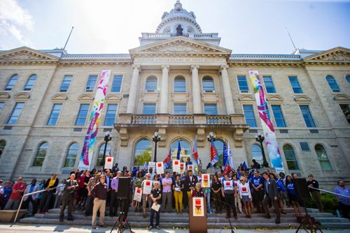 MIKAELA MACKENZIE / WINNIPEG FREE PRESS
Michelle Gawronsky, MGEU president, speaks at a rally in support of post secondary education on the Université de Saint-Boniface steps in Winnipeg on Wednesday, June 6, 2018.
Mikaela MacKenzie / Winnipeg Free Press 2018.