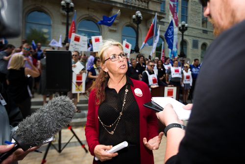 MIKAELA MACKENZIE / WINNIPEG FREE PRESS
Michelle Gawronsky, MGEU president, speaks to the media before a rally in support of post secondary education on the Université de Saint-Boniface steps in Winnipeg on Wednesday, June 6, 2018.
Mikaela MacKenzie / Winnipeg Free Press 2018.