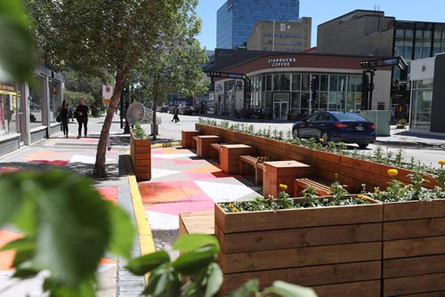 RUTH BONNEVILLE / WINNIPEG FREE PRESS


Standup Photo 
2018 Placemaking Pop-ups
Downtown Biz set up a new Placemaking Pop-Up on Kennedy Street just north of Graham Ave recently  which gives pedestrians an attractive new space to take a seat or break this summer. 


June 12,  2018
