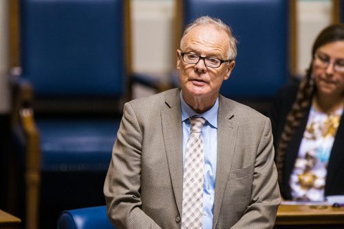 MIKAELA MACKENZIE / WINNIPEG FREE PRESS
MLA Jon Gerrard speaks during question period in the Manitoba Legislative Chamber in Winnipeg on Wednesday, June 13, 2018. 
Mikaela MacKenzie / Winnipeg Free Press 2018.