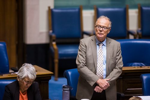 MIKAELA MACKENZIE / WINNIPEG FREE PRESS
MLA Jon Gerrard speaks during question period in the Manitoba Legislative Chamber in Winnipeg on Wednesday, June 13, 2018. 
Mikaela MacKenzie / Winnipeg Free Press 2018.