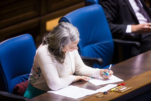 MIKAELA MACKENZIE / WINNIPEG FREE PRESS
MLA Nahanni Fontaine writes during question period in the Manitoba Legislative Chamber in Winnipeg on Wednesday, June 13, 2018. 
Mikaela MacKenzie / Winnipeg Free Press 2018.