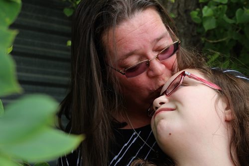 MAGGIE MACINTOSH / WINNIPEG FREE PRESS
Barbara Freund kisses her 12-year-old daughter Jorja, a camper with autism who is headed back to Camp Arnes in July thanks to a Sunshine Fund subsidy. June 13, 2018