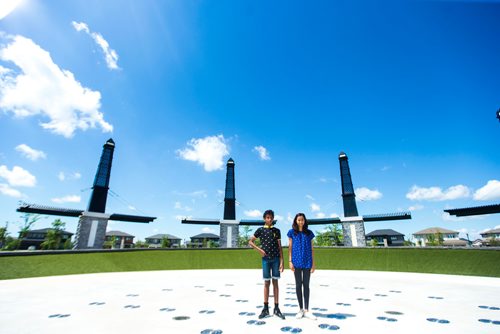 MIKAELA MACKENZIE / WINNIPEG FREE PRESS
Varun (left) and Varsha Subramanian pose in front of the dry splash pad in the Bridgwater Lakes neighbourhood in Winnipeg on Friday, June 15, 2018. 
Mikaela MacKenzie / Winnipeg Free Press 2018.