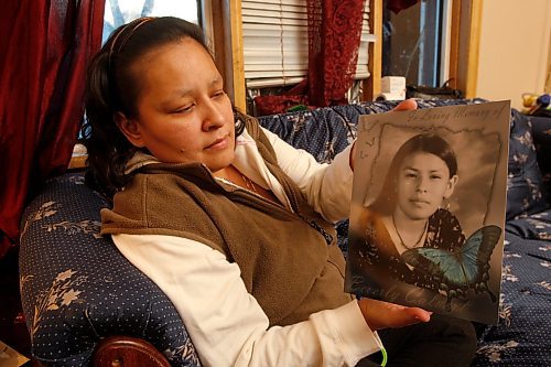 BORIS MINKEVICH / WINNIPEG FREE PRESS 090115 Christine Beardy holds a photo of her daughter Beverley Beardy that died over the weekend.