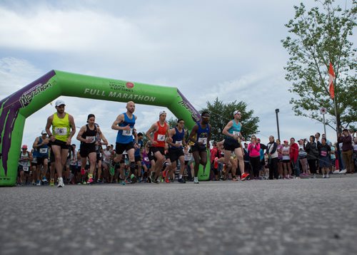 ANDREW RYAN / WINNIPEG FREE PRESS Manitoba Full Marathon contestants run off of the line at the start on June 17, 2018.