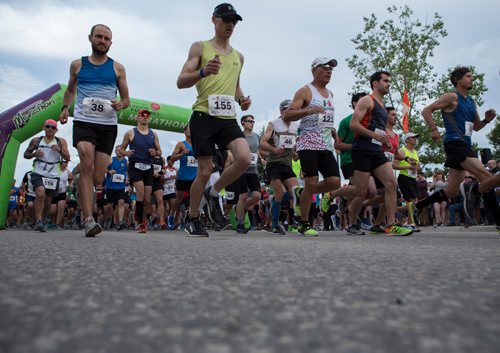 ANDREW RYAN / WINNIPEG FREE PRESS Manitoba Full Marathon contestants run off of the line at the start on June 17, 2018.