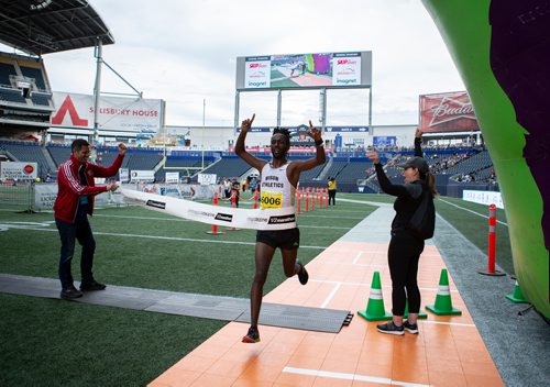 ANDREW RYAN / WINNIPEG FREE PRESS Manitoba half marathon winner Abduselam Yussuf crosses the finish line with with a time of 1:08:30 on June 17, 2018.