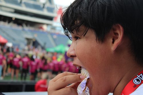 MAGGIE MACINTOSH / WINNIPEG FREE PRESS
Turrell Cook, a 13-year-old runner and member of Brochet First Nation, bites into a cupcake after running in the Manitoba Marathon's 10 km event Sunday. June 17, 2018