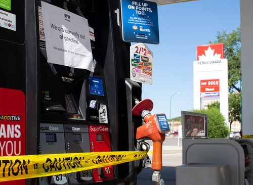 ANDREW RYAN / WINNIPEG FREE PRESS The Petro Canada on Portage Ave is pictured with all pumps closed on June 18, 2018.