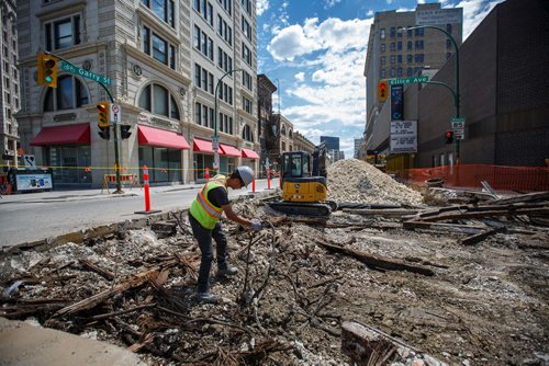 MIKE DEAL / WINNIPEG FREE PRESS
Road construction at Ellice Avenue and Garry Street is taking longer than normal due to the need to remove old street car tracks and cobblestones. 
180619 - Tuesday, June 19, 2018.