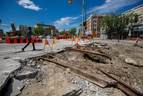 MIKE DEAL / WINNIPEG FREE PRESS
Road construction at Ellice Avenue and Notre Dame Avenue is taking longer than normal due to the need to remove old street car tracks and cobblestones. 
180619 - Tuesday, June 19, 2018.