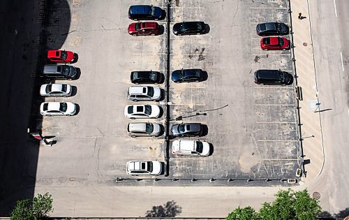 ANDREW RYAN / WINNIPEG FREE PRESS Surface parking lot seen from 120 Donald St. On June 19, 2018.
