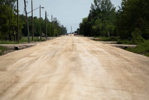 ANDREW RYAN / WINNIPEG FREE PRESS Loudoun Road continues to be unpaved and residents have been receiving letters from both the city and contractors blaming the other for the delays in paving. Shot on June 20, 2018.