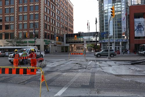 MIKE DEAL / WINNIPEG FREE PRESS
A city of Winnipeg road repair crew work on fixing westbound Portage Avenue after it buckled this week. Traffic in the westbound lane has been reduced to one lane. 
180621 - Thursday, June 21, 2018.
