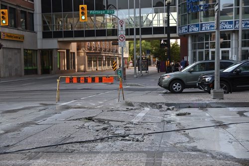 MIKE DEAL / WINNIPEG FREE PRESS
A city of Winnipeg road repair crew work on fixing westbound Portage Avenue after it buckled this week. Traffic in the westbound lane has been reduced to one lane. 
180621 - Thursday, June 21, 2018.