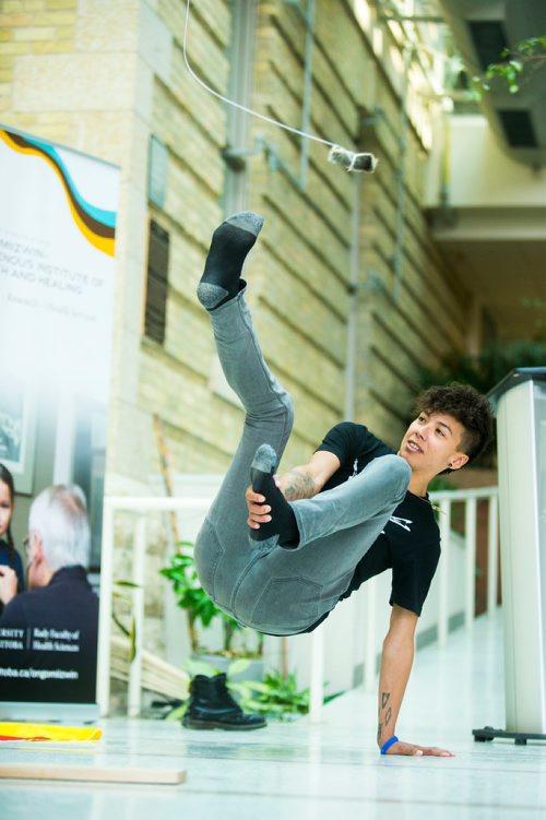 MIKAELA MACKENZIE / WINNIPEG FREE PRESS
Inuk Maxine Angoo demonstrates one of three high-kick Inuit games at Indigenous Peoples Day festivities at the University of Manitoba Bannatyne campus in Winnipeg on Thursday, June 21, 2018. 
Mikaela MacKenzie / Winnipeg Free Press 2018.