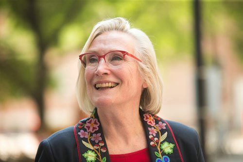 MIKAELA MACKENZIE / WINNIPEG FREE PRESS
Minister of Crown and Indigenous Relations Carolyn Bennett speaks with University of Manitoba student's union representatives at the University of Manitoba Bannatyne campus in Winnipeg on Thursday, June 21, 2018. 
Mikaela MacKenzie / Winnipeg Free Press 2018.