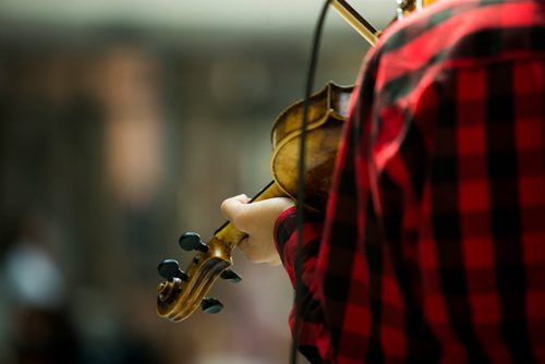 MIKAELA MACKENZIE / WINNIPEG FREE PRESS
Ryan Spence fiddles at Indigenous Peoples Day festivities at the University of Manitoba Bannatyne campus in Winnipeg on Thursday, June 21, 2018. 
Mikaela MacKenzie / Winnipeg Free Press 2018.