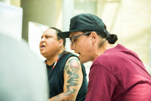 MIKAELA MACKENZIE / WINNIPEG FREE PRESS
Drummers drum at Indigenous Peoples Day festivities at the University of Manitoba Bannatyne campus in Winnipeg on Thursday, June 21, 2018. 
Mikaela MacKenzie / Winnipeg Free Press 2018.