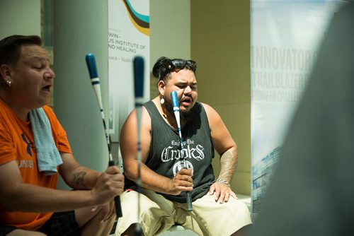 MIKAELA MACKENZIE / WINNIPEG FREE PRESS
Drummers drum at Indigenous Peoples Day festivities at the University of Manitoba Bannatyne campus in Winnipeg on Thursday, June 21, 2018. 
Mikaela MacKenzie / Winnipeg Free Press 2018.