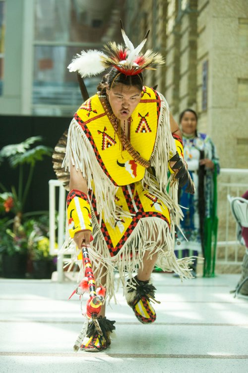 MIKAELA MACKENZIE / WINNIPEG FREE PRESS
Evan Bird does a men's traditional dance at Indigenous Peoples Day festivities at the University of Manitoba Bannatyne campus in Winnipeg on Thursday, June 21, 2018. 
Mikaela MacKenzie / Winnipeg Free Press 2018.