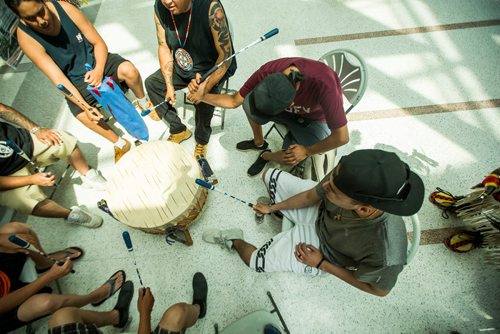 MIKAELA MACKENZIE / WINNIPEG FREE PRESS
Drummers drum at Indigenous Peoples Day festivities at the University of Manitoba Bannatyne campus in Winnipeg on Thursday, June 21, 2018. 
Mikaela MacKenzie / Winnipeg Free Press 2018.