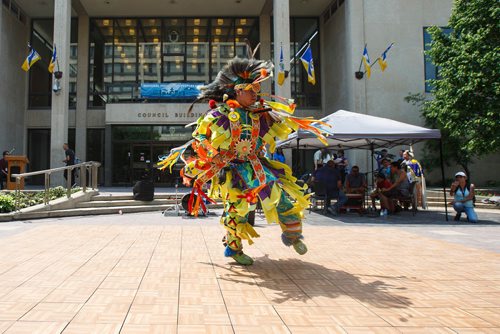MIKE DEAL / WINNIPEG FREE PRESS
Houston Kay dances during a celebration of National Indigenous Peoples Day at the City Hall courtyard Thursday afternoon. National Indigenous Peoples Day recognizes and honours the cultures of First Nations, Metis and Inuit peoples.
180621 - Thursday, June 21, 2018.