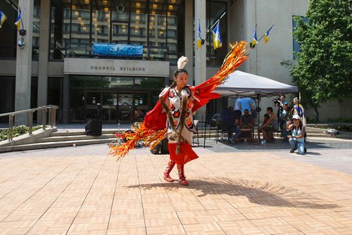 MIKE DEAL / WINNIPEG FREE PRESS
Sashawnee Kay dances during a celebration of National Indigenous Peoples Day at the City Hall courtyard Thursday afternoon. National Indigenous Peoples Day recognizes and honours the cultures of First Nations, Metis and Inuit peoples.
180621 - Thursday, June 21, 2018.