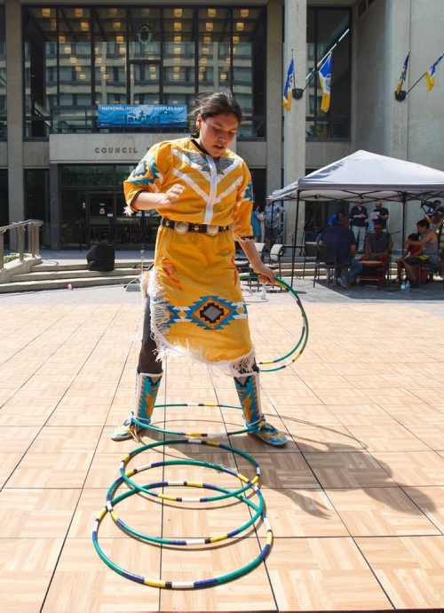 MIKE DEAL / WINNIPEG FREE PRESS
Nina Lavallee performs a hoop dance to celebrate National Indigenous Peoples Day at the City Hall courtyard Thursday afternoon. National Indigenous Peoples Day recognizes and honours the cultures of First Nations, Metis and Inuit peoples.
180621 - Thursday, June 21, 2018.